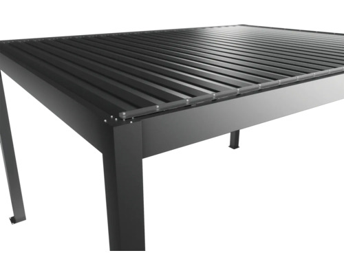 Detailní pohled na černé terasové zastřešení s lamelami