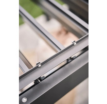 Detailní pohled na hliníkovou terasu se šrouby