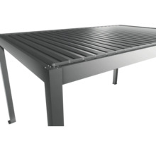 Detailní pohled na šedé zastřešení terasy s lamelovou střechou