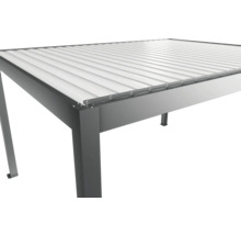 Detailní pohled na terasové zastřešení s lamelovou střechou