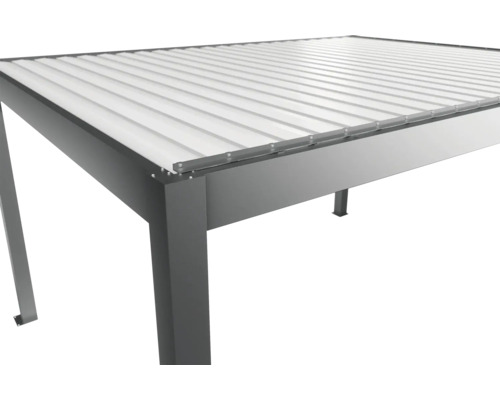 Detailní pohled na terasové zastřešení s lamelovou střechou