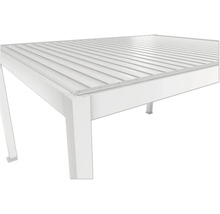 Detailní pohled na bílou terasu se lamelovou střechou