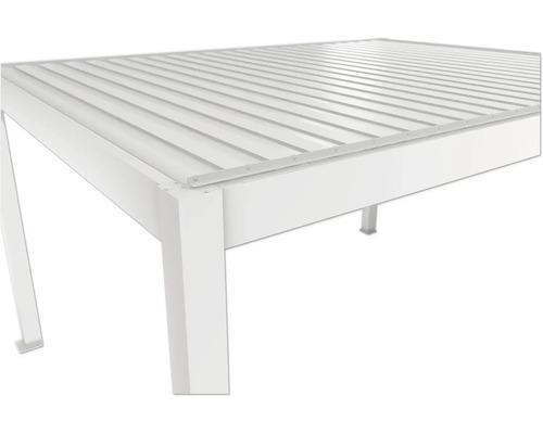 Detailní pohled na bílou terasu se lamelovou střechou