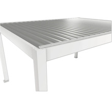 Detailní pohled na zahradní altán s kovovou střechou a bílým rámem