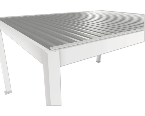 Detailní pohled na zahradní altán s kovovou střechou a bílým rámem