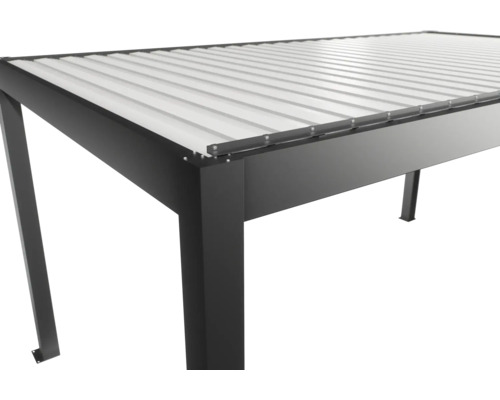 Detailní pohled na pergolu s hliníkovou konstrukcí a lamelovou střechou