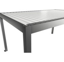 Detailní pohled na šedé zastřešení terasy s lamelovou střechou