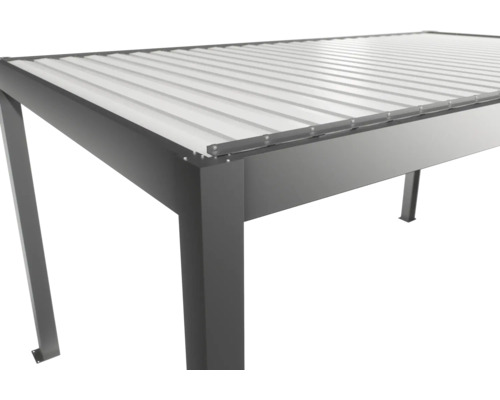 Detailní pohled na šedé zastřešení terasy s lamelovou střechou