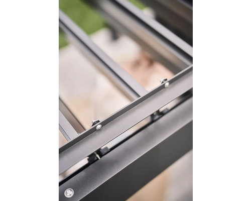 Detailní pohled na konstrukci terasového zastřešení z kovu