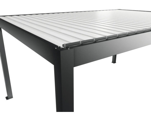 Detailní pohled na černé zastřešení terasy s lamelovou střechou