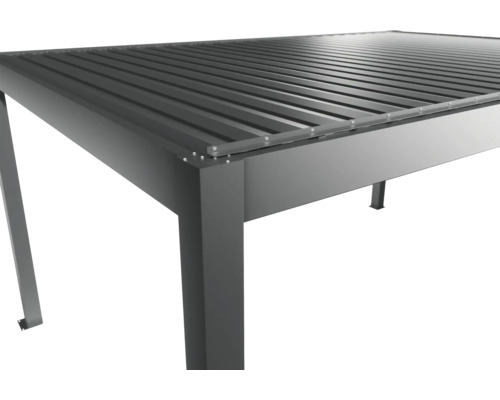 Detailní pohled na terasové zastřešení s lamelovou střechou