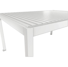 Detailní pohled na bílý zahradní stůl s lamelovým roštem