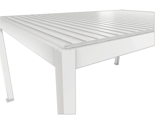Detailní pohled na bílý zahradní stůl s lamelovým roštem