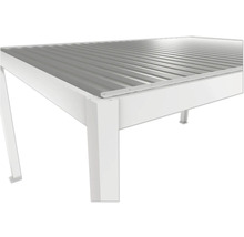 Detail bílého zastřešení terasy s kovovou střechou