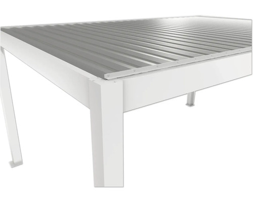 Detail bílého zastřešení terasy s kovovou střechou