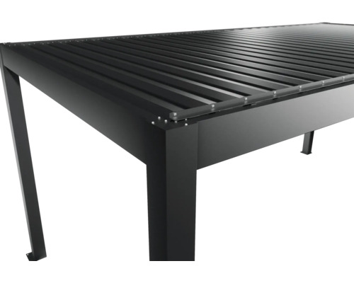 Detailní pohled na hliníkovou pergolu s lamelovou střechou