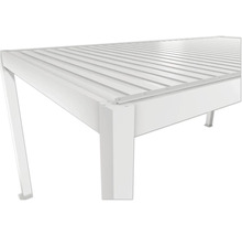 Detailní pohled na bílé zastřešení terasy