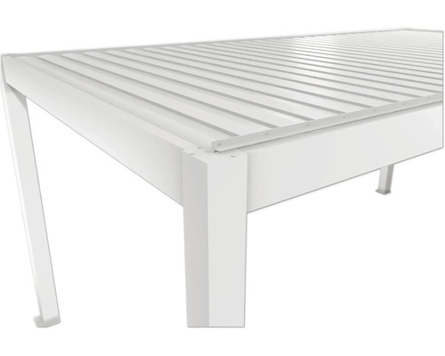 Detailní pohled na bílé zastřešení terasy