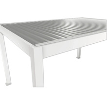 Detailní pohled na bílý zahradní pavilon s kovovou střechou