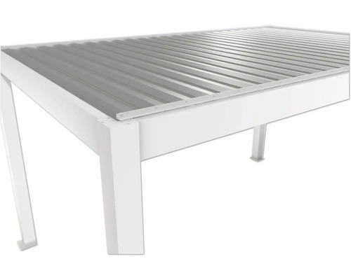 Detailní pohled na bílý zahradní pavilon s kovovou střechou