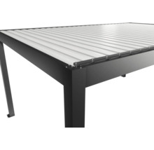 Detail terasového zastřešení s kovovou konstrukcí a lamelovou střechou