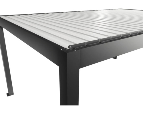 Detail terasového zastřešení s kovovou konstrukcí a lamelovou střechou