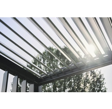 Detailní pohled na pergolu s lamelovou střechou a slunečním světlem