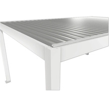 Detailní pohled na altán s kovovou lamelovou střechou a bílým rámem