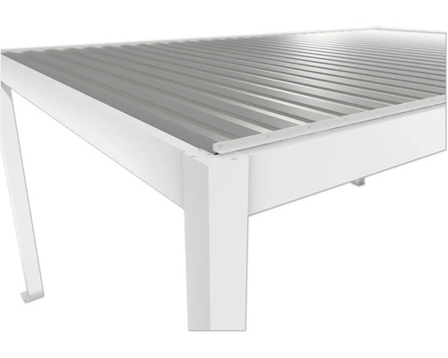 Detailní pohled na altán s kovovou lamelovou střechou a bílým rámem