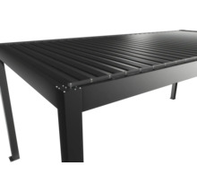 Detailní pohled na černé kovové zastřešení terasy