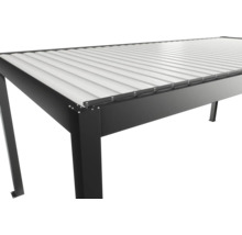 Detailní pohled na černé terasové zastřešení s lamelovou střechou