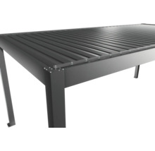 Detailní pohled na terasové zastřešení z kovu