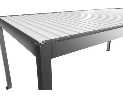 Detailní pohled na carport s kovovou konstrukcí a lamelovou střechou