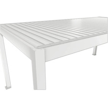 Bílý zahradní stůl s lamelovou strukturou