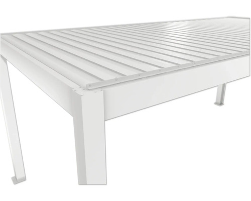 Bílý zahradní stůl s lamelovou strukturou
