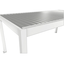 Detailní pohled na carport s ocelovou konstrukcí a trapézovou plechovou střechou