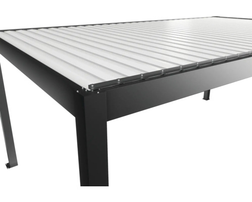 Detailní pohled na zastřešení terasy s kovovým rámem a lamelovou střechou