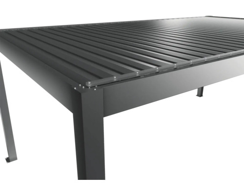 Detailní pohled na šedé terasové zastřešení s lamelovou střechou