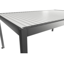 Detailní pohled na kovový altán s lamelovou střechou