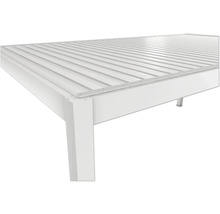 Detailní pohled na terasovou střechu s ocelovým rámem a lamelovou střechou