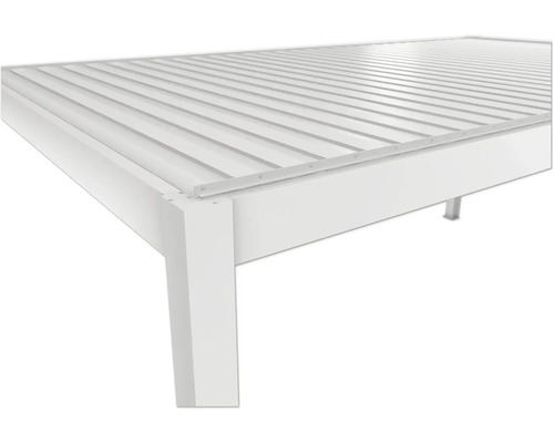 Detailní pohled na terasovou střechu s ocelovým rámem a lamelovou střechou