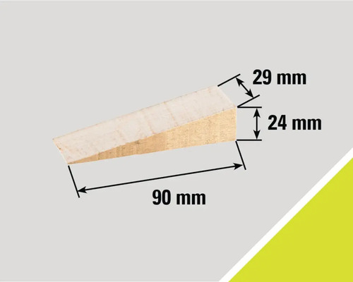 Dřevěný klín o rozměrech 90 mm délka, 24 mm výška a 29 mm šířka.