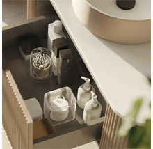 Koupelnová skříňka s otevřenou zásuvkou a různými koupelnovými potřebami