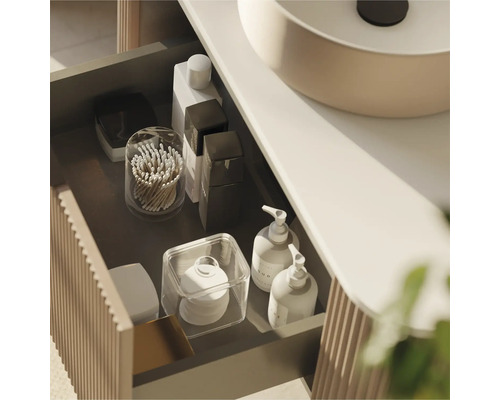 Koupelnová skříňka s otevřenou zásuvkou a různými koupelnovými potřebami