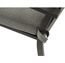 Detailní pohled na sedák židle s upevňovacím popruhem