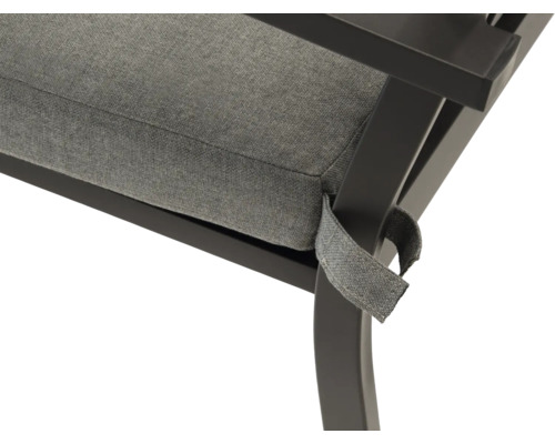 Detailní pohled na sedák židle s upevňovacím popruhem