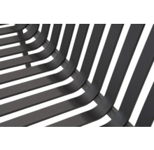 Detailní pohled na lavičku s lamelami z kovu