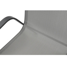 Detailní záběr zahradní židle se síťovanou strukturou