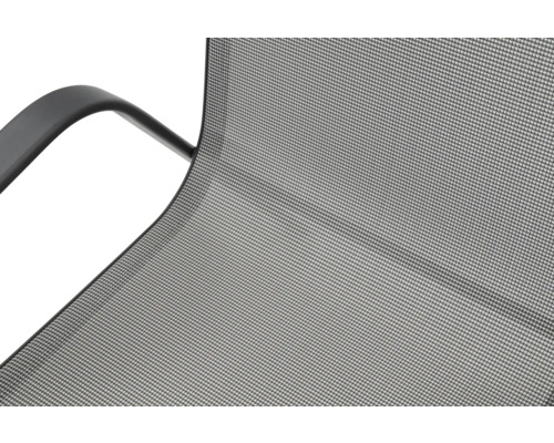 Detailní záběr zahradní židle se síťovanou strukturou