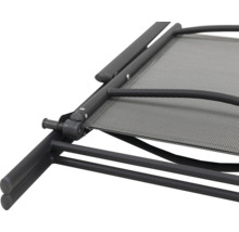 Detailní záběr lehátka na opalování s rámem a ložnou plochou z textilní tkaniny